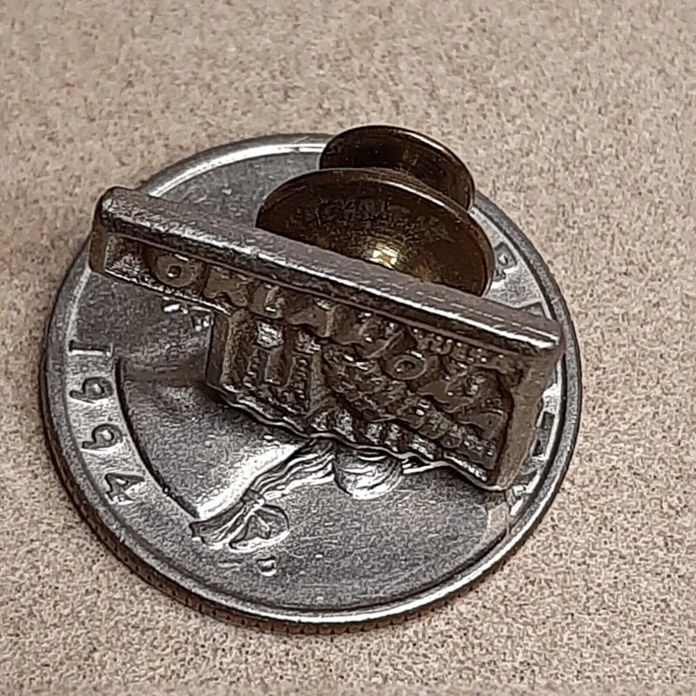 Vintage OKLAHOMA State Map OK metal lapel tie- tac pin Silver/Pewter-Tone